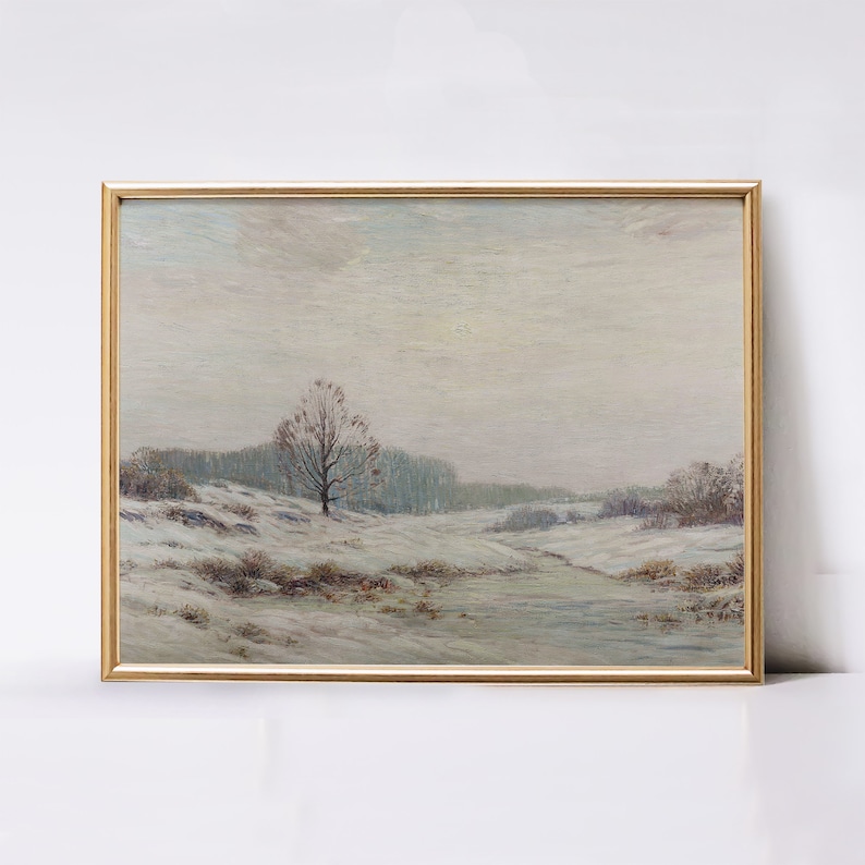 K&ouml;nnte beinhalten: Ein gerahmtes Gem&auml;lde einer Winterlandschaft mit einem einzelnen Baum im Vordergrund und einem Wald im Hintergrund. Der Himmel ist blassblau mit zarten Wolken. Der Boden ist mit Schnee bedeckt.