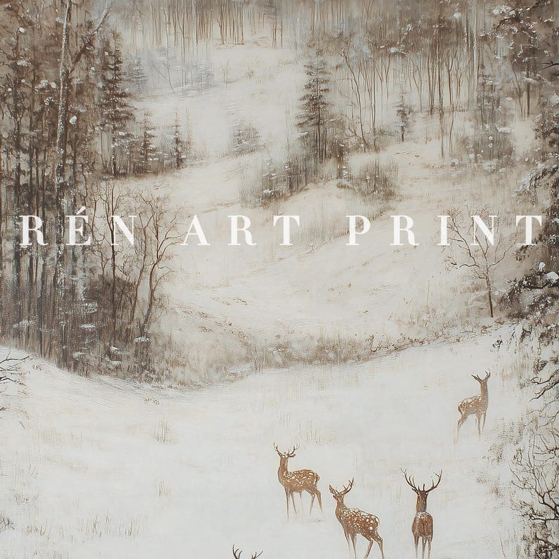 Op de afbeelding: Een winterlandschap print met een besneeuwde bossc&egrave;ne met verschillende herten. Het kunstwerk heeft een gedempte kleurenpalet van wit, bruin en grijs. De tekst "REN ART PRINT" wordt bovenaan de afbeelding weergegeven.