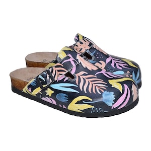Leaf Patterned Black Women&#39;s Clogs
