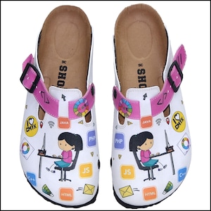 Designerträskor | Skor med kreativt kodtema | Unika slip-on-sandaler för konstnärer | Slip-ons med CMYK-motiv och programmeringsillustrationer | Present till designers