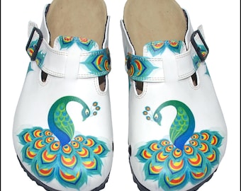 Zuecos con diseño de pavo real / Calzado cómodo y elegante / Arte único en cuero blanco