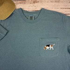 Besticktes Beagle Dog Pocket T-Shirt, Comfort Colors Vintage Style Garment Dyed T-Shirt, Unisex für Erwachsene