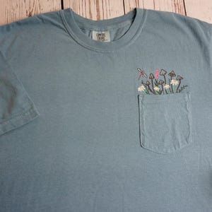 Maglietta tascabile ricamata con funghi e fiori, maglietta tinta in capo in stile vintage Comfort Colors, unisex per adulti