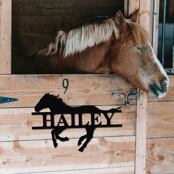 Gepersonaliseerde paardenstal naamplaat Stabiele naamplaat Aangepaste paardenmetalen bord voor boerderij schuurbord Ranch metalen bord Paardennaambord