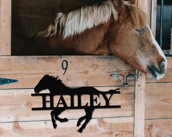 Gepersonaliseerde paardenstal naamplaat Stabiele naamplaat Aangepaste paardenmetalen bord voor boerderij schuurbord Ranch metalen bord Paardennaambord