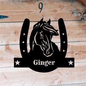 Letrero de puesto de caballo de Metal personalizado, decoración de pared de Metal, letrero ecuestre, signo de nombre de granja de caballos, monograma de herradura, signo de dirección de caballo