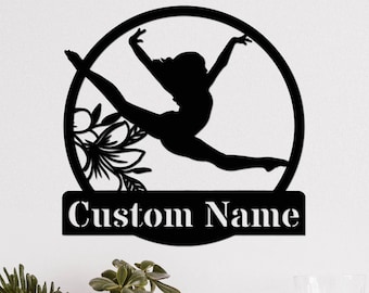 Puede incluir: Silueta negra de metal de una gimnasta en un círculo con acentos florales y una placa de nombre personalizada que dice "Custom Name".