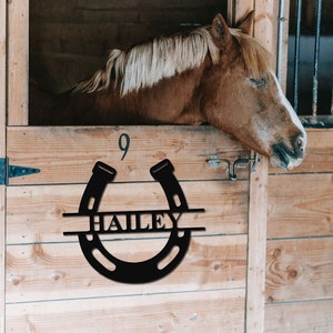 Signo de nombre de caballo personalizado, placa de nombre estable, signo de puesto de caballo, signo de granja de caballos, decoración de granero, decoración de pared de caballo, regalo ecuestre