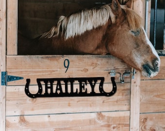 Placa de nombre de puesto de caballo personalizada, placa de nombre de caballo, letrero estable, letrero de granja de caballos, decoración de granero al aire libre, letrero de metal, decoración de pared de caballo