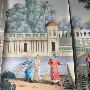 Puede incluir: Fragmento de mural que representa una escena costera con figuras vestidas con trajes tradicionales. La obra de arte presenta un edificio con una c&uacute;pula dorada, palmeras y figuras tirando de una red. La paleta de colores incluye azules, verdes y tonos tierra.