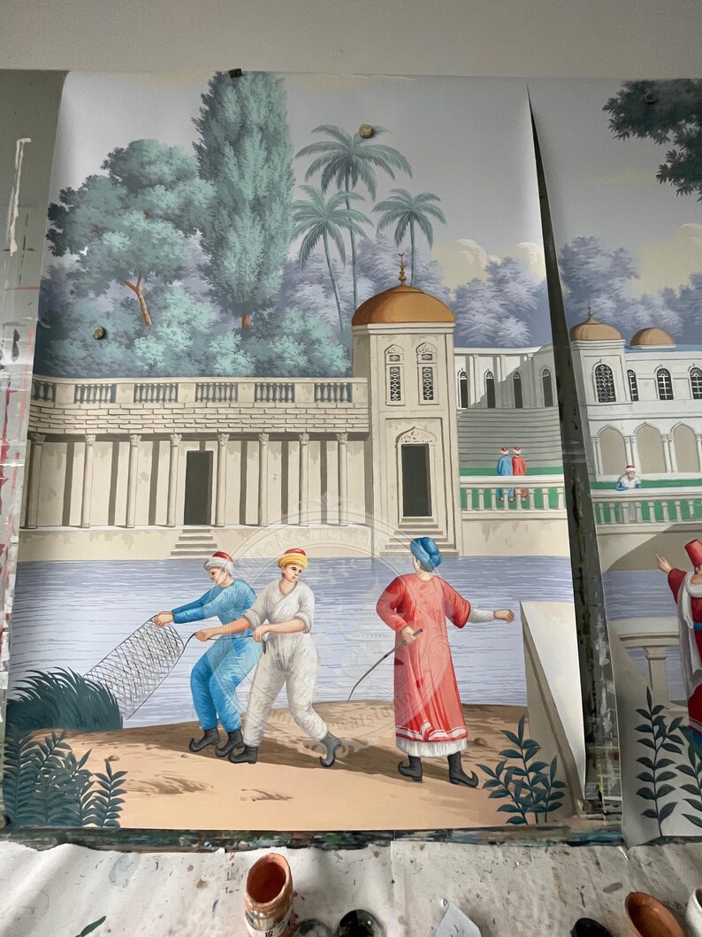 Puede incluir: Fragmento de mural que representa una escena costera con figuras vestidas con trajes tradicionales. La obra de arte presenta un edificio con una c&uacute;pula dorada, palmeras y figuras tirando de una red. La paleta de colores incluye azules, verdes y tonos tierra.