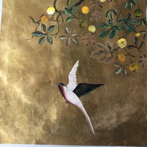 Amostra de papel de parede pintado à mão Chinoiserie em ouro metálico 12 "x 16" com pequenas antiguidades