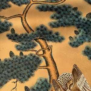 Puede incluir: Ilustración artística de un árbol con agujas azul-verdosas y un tronco y ramas marrones sobre un fondo beige. La obra de arte tiene una apariencia detallada y texturizada, con un pájaro en la esquina inferior derecha.