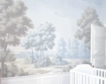 Puede incluir: Un cuarto de niños con un mural que representa un paisaje con árboles y cielo. Una cuna blanca está en primer plano, y unos paneles blancos están debajo del mural. La habitación tiene un ambiente luminoso y espacioso.