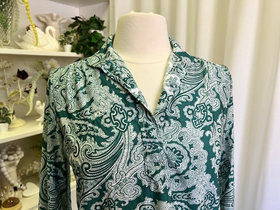 70s Ship 'n Shore 100% Nylon Green Paisley Blouse - image 2