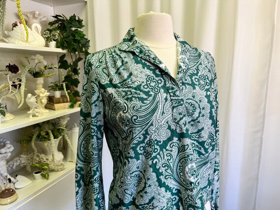 70s Ship 'n Shore 100% Nylon Green Paisley Blouse - image 3