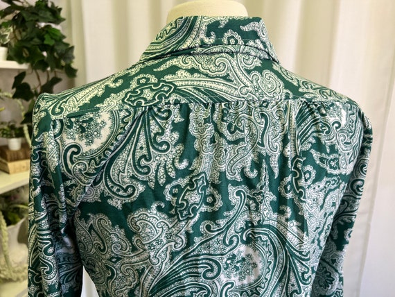 70s Ship 'n Shore 100% Nylon Green Paisley Blouse - image 6