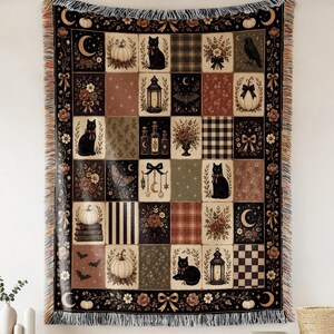 Manta de Halloween con diseño de gato negro / Tapiz tejido con retazos de calabaza, murciélago y luna / Manta jacquard estilo cottagecore con un toque de fantasía, regalo espeluznante