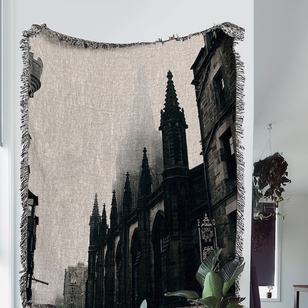 Manta tejida Calles de Edimburgo: Tapiz tejido gótico victoriano y manta de algodón, ideal para la decoración de habitaciones de estilo gótico y academia oscura.