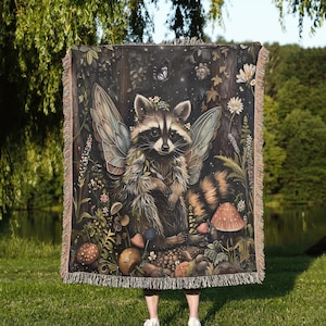 アライグマの妖精の織りスローブランケット：かわいい森の動物のタペストリー、ファンタジーコテージコアとフェアリーコアの装飾のためのコケットキノコの森のアート
