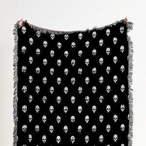 Manta minimalista de algodón tejido con calaveras: decoración gótica indie