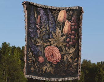 Manta tejida con estampado floral morado: Decoración estilo cottagecore boho.