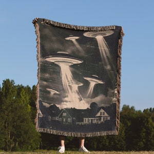 UFO Invasion Woven Throw Blanket: Retro Flying Saucer Woven Tapestry, Sci Fi Art Blanket for Area 51 Cosmic Room Decor, Weird Oddities Decor