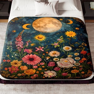 Könnte beinhalten: Ein dunkelblauer und goldener Blumen-Bettbezug mit einem Vollmond und einer Mondsichel im Hintergrund. Der Bettbezug zeigt eine Vielzahl von Blumen, darunter Sonnenblumen, Gänseblümchen und Rosen.