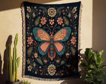 Manta tejida con mariposa botánica: tapiz floral de estilo cottagecore.