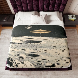 UFO Woven Throw Blanket: Retro Alien Art Tapestry
