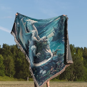 ブルードラゴンブランケット | 中世の山の動物タペストリーアート、神話の装飾、天空のドラゴン愛好家のビクトリア朝ゴシックファンタジー装飾