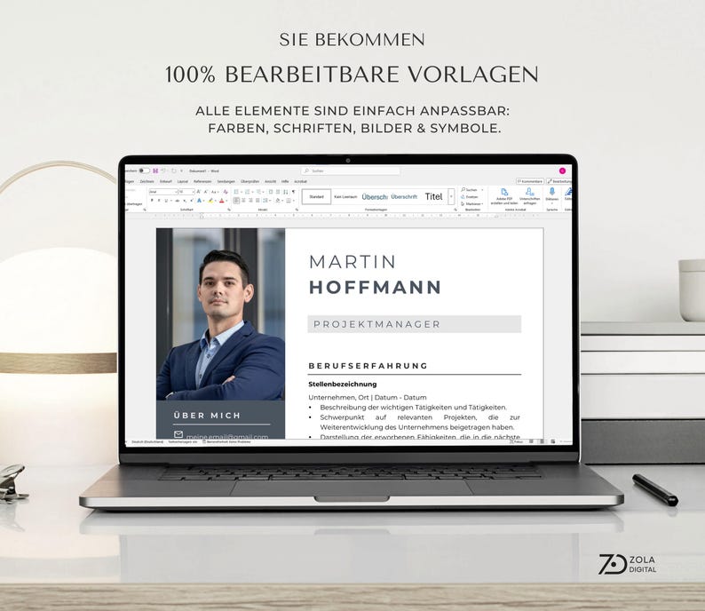 Professionelles Desktop-Mockup eines Laptops, das eine moderne Lebenslauf-Vorlage für Projektmanager in Microsoft Word zeigt. Der Text hebt die einfache 100%ige Bearbeitbarkeit von Farben, Schriften, Bildern und Symbolen hervor. Unten rechts befindet sich das Logo von Zola Digital.
