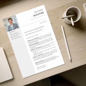 Gedruckte Motivationsschreiben-Vorlage in einer ästhetischen Schreibtisch-Szene. Das zeitlose Design passt hervorragend für Berufe im Bereich Immobilien, Grafikdesign oder Verwaltung. ästhetische bewerbungsvorlage für frauen, clean design lebenslauf vorlage.