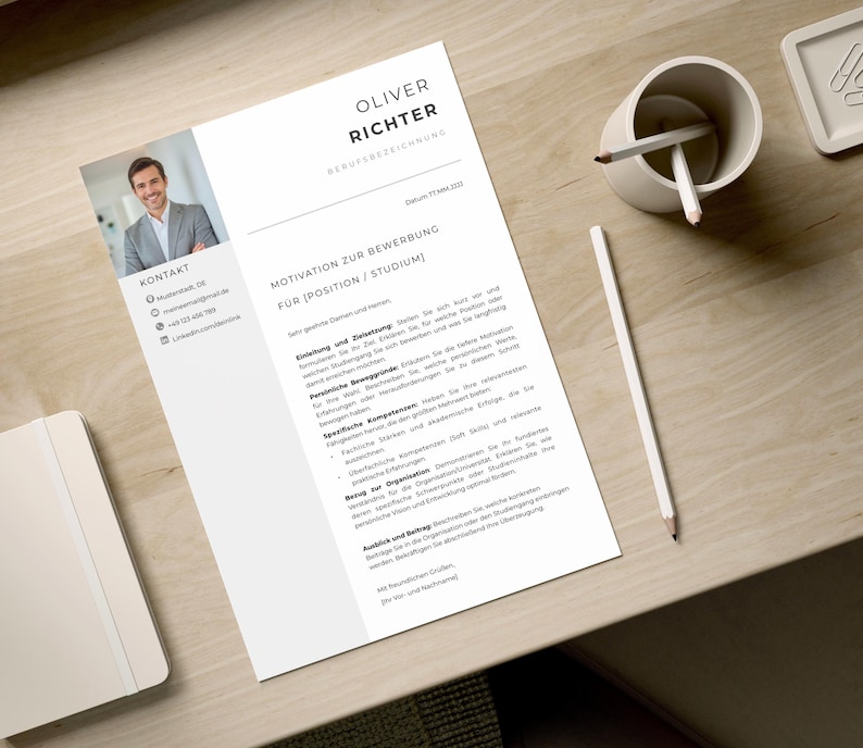 Gedruckte Motivationsschreiben-Vorlage in einer ästhetischen Schreibtisch-Szene. Das zeitlose Design passt hervorragend für Berufe im Bereich Immobilien, Grafikdesign oder Verwaltung. ästhetische bewerbungsvorlage für frauen, clean design lebenslauf vorlage.