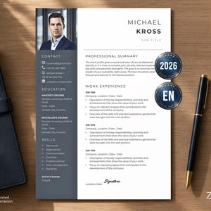 Może przedstawiać: Profesjonalny szablon CV z ciemnoszarym paskiem bocznym zawierającym zdjęcie mężczyzny, dane kontaktowe, wykształcenie i umiejętności. Biała główna sekcja zawiera miejsca na podsumowanie zawodowe, doświadczenie oraz podpis.