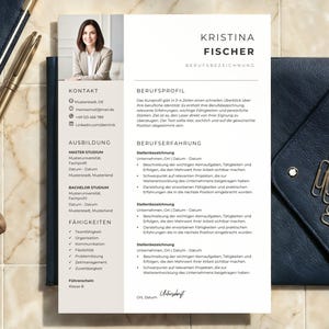 Könnte beinhalten: Ein professionelles Lebenslauf-Template mit einem Foto einer Frau im Blazer. Der Lebenslauf enthält Abschnitte für Kontaktinformationen, Ausbildung, Fähigkeiten und Berufserfahrung. Ein Stift und ein dunkelblaues Leder-Notizbuch befinden sich links.