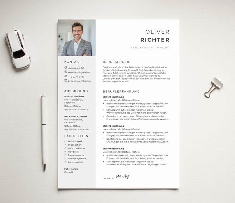Professionelle, einseitige Lebenslauf-Vorlage in modernem, minimalistischem Design mit grauem Seitenbalken für Kontaktinfo und Fähigkeiten. Das Layout ist übersichtlich und perfekt für Architekten, Designer oder Office-Manager geeignet. moderne lebenslauf vorlage word deutsch, bewerbungsvorlage mit foto minimalistisch.