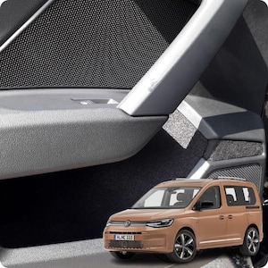 Könnte beinhalten: Nahaufnahme eines Autotür-Interieurs mit Lautsprecher und Griff. Die Tür ist grau mit einer schwarzen Lautsprecherabdeckung. Ein beigefarbener Volkswagen Caddy-Van befindet sich in der unteren rechten Ecke, mit dem Kennzeichen H.NC 333.