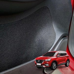 Puede incluir: Primer plano de un panel de puerta de coche con una superficie texturizada de color gris oscuro. Un SUV rojo se coloca frente al panel, mostrando el diseño del vehículo. El panel tiene un altavoz y un diseño suave y curvado.