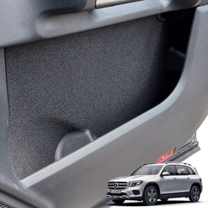 Könnte beinhalten: Nahaufnahme eines Autoinnenraums, der ein graues Staufach mit einem strukturierten, dunkelgrauen Innenfutter zeigt. Das Fach ist in eine hellgraue Platte integriert. Ein silberner SUV ist in der unteren rechten Ecke zu sehen.