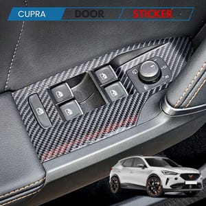 Puede incluir: Adhesivo de puerta de fibra de carbono para coche, con controles de ventana y espejo. El adhesivo tiene un patrón texturizado y está diseñado para encajar en el panel interior de la puerta. La palabra "CUPRA" es visible en un rectángulo azul.
