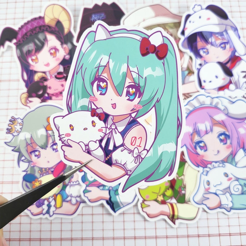 K&ouml;nnte beinhalten: Eine Sammlung farbenfroher Aufkleber im Anime-Stil mit verschiedenen Charakteren. Ein Aufkleber zeigt ein M&auml;dchen mit t&uuml;rkisfarbenem Haar, das ein Hello Kitty-Pl&uuml;schtier h&auml;lt. Weitere Aufkleber zeigen Charaktere mit unterschiedlichen Haarfarben und Outfits. Die Aufkleber befinden sich auf einem wei&szlig;en Gitterhintergrund.