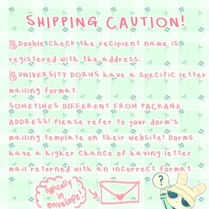 K&ouml;nnte beinhalten: Handgezeichnete Illustration mit einem gr&uuml;n-wei&szlig;en Kleeblattmuster-Hintergrund. Der Text "SHIPPING CAUTION!" ist in Rosa gehalten. Das Bild enth&auml;lt Text zum &Uuml;berpr&uuml;fen der Empf&auml;ngernamen und der Versandformate von Universit&auml;tswohnheimen. Ein Cartoon-Umschlag ist ebenfalls abgebildet.