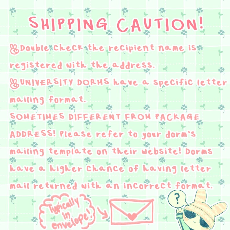 K&ouml;nnte beinhalten: Handgezeichnete Illustration mit einem gr&uuml;n-wei&szlig;en Kleeblattmuster-Hintergrund. Der Text "SHIPPING CAUTION!" ist in Rosa gehalten. Das Bild enth&auml;lt Text zum &Uuml;berpr&uuml;fen der Empf&auml;ngernamen und der Versandformate von Universit&auml;tswohnheimen. Ein Cartoon-Umschlag ist ebenfalls abgebildet.