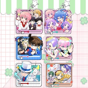 Könnte beinhalten: Eine Sammlung von sechs Aufklebern mit Anime-Charakteren. Jeder Aufkleber zeigt eine andere Gruppe farbenfroher Charaktere in einem rechteckigen Rahmen mit einem Wiedergabe-Button-Symbol. Der Hintergrund ist ein rosa-weißes Karomuster.