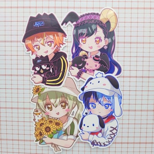 K&ouml;nnte beinhalten: Vier farbenfrohe Aufkleber im Anime-Stil mit Charakteren mit einzigartigen Designs. Eine Figur hat orangefarbene Haare und eine schwarze Jacke, eine andere hat dunkle Haare und Teufelsh&ouml;rner, eine dritte h&auml;lt Sonnenblumen und die letzte tr&auml;gt einen Hunde-Hut.