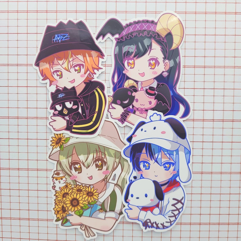 K&ouml;nnte beinhalten: Vier farbenfrohe Aufkleber im Anime-Stil mit Charakteren mit einzigartigen Designs. Eine Figur hat orangefarbene Haare und eine schwarze Jacke, eine andere hat dunkle Haare und Teufelsh&ouml;rner, eine dritte h&auml;lt Sonnenblumen und die letzte tr&auml;gt einen Hunde-Hut.