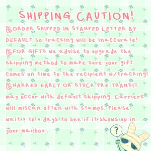 K&ouml;nnte beinhalten: Ein pastellgr&uuml;ner und wei&szlig;er Hintergrund mit einem sich wiederholenden Kleeblattmuster. Der Text "SHIPPING CAUTION!" ist in Rosa, mit zus&auml;tzlichem Text in Rosa und Schwarz, und ein Cartoon-Hase mit einem Fragezeichen.