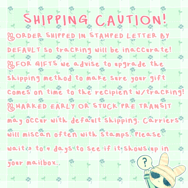 K&ouml;nnte beinhalten: Ein pastellgr&uuml;ner und wei&szlig;er Hintergrund mit einem sich wiederholenden Kleeblattmuster. Der Text "SHIPPING CAUTION!" ist in Rosa, mit zus&auml;tzlichem Text in Rosa und Schwarz, und ein Cartoon-Hase mit einem Fragezeichen.
