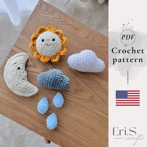 Könnte beinhalten: Häkelanleitung mit einer lächelnden Sonne, einem Halbmond, Wolken und Regentropfen. Die Sonne hat einen gelben Rand und eine weiße Mitte. Der Mond ist weiß mit einem lächelnden Gesicht. Der Text "Crochet pattern" ist sichtbar, zusammen mit der amerikanischen Flagge.